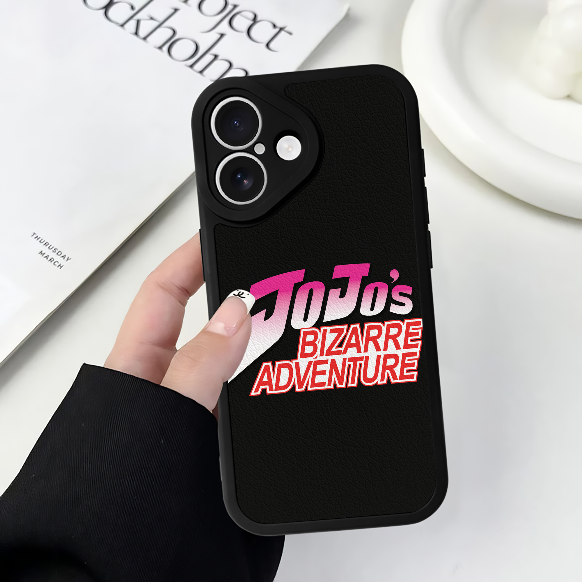 （画像用） ジョジョの奇妙な冒険 JoJo's Bizarre Adventure 【iPhone 16シリーズ対応】シリコンスマホケース（レザー調） 材質：シリコン